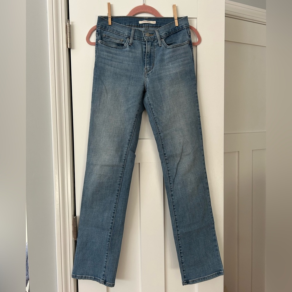 Levi’s slimming straight medium wash jeans size 27